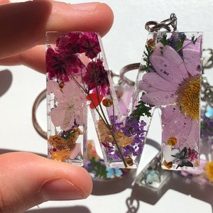 Flower Resin Letter Keychains, Personalized Letter Flower Keychains, Resin Keychains, Birthday Gifts, Stocking Stuffers, Flower Keychains,