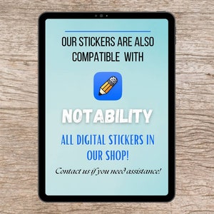以下が含まれることがあります： 青いタブレットの画面に、白い文字で「OUR STICKERS ARE ALSO COMPATIBLE WITH NOTABILITY ALL DIGITAL STICKERS IN OUR SHOP! Contact us if you need assistance!」と表示されています。画面には、黄色の鉛筆が描かれた青いアイコンも表示されています。