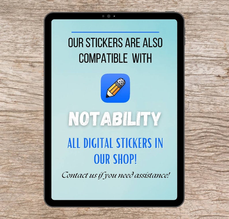 以下が含まれることがあります： 青いタブレットの画面に、白い文字で「OUR STICKERS ARE ALSO COMPATIBLE WITH NOTABILITY ALL DIGITAL STICKERS IN OUR SHOP! Contact us if you need assistance!」と表示されています。画面には、黄色の鉛筆が描かれた青いアイコンも表示されています。