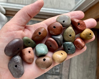 Cuentas de piedra de río arcoíris • 10 guijarros perforados de Montana, 2,5 cm