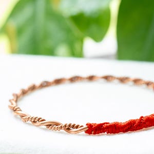 Due anelli cubiti persi intrecciati in un unico anello tensore in rame con filo rosso, braccialetto fatto a mano con protezione della Kabbalah