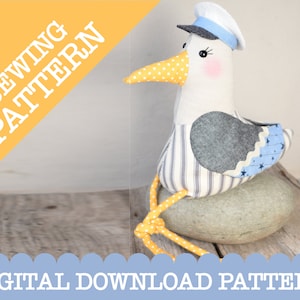 Puede incluir: Un patrón de costura para un juguete de peluche de gaviota. El patrón incluye instrucciones para hacer una gaviota con una camisa a rayas azul y blanca, un gorro de marinero azul y un pico amarillo. La gaviota está sentada en una roca gris. El patrón es una descarga digital.
