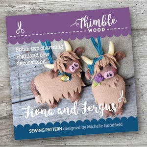 Puede incluir: Patrón de costura para dos adornos de vaca Highland llamados Fiona y Fergus. El patrón está diseñado por Michelle Goodfield y presenta un fondo morado y azul con ilustraciones de las vacas.