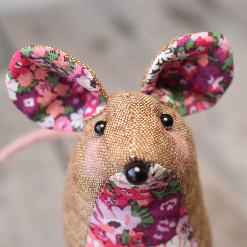 A cute sewing pattern featuring a needle roll and pincushion an ideal handmade gift. Liberty fabric and Essex linen Pinnie Mouse
