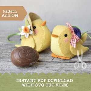 Peut inclure: Deux ornements d'oiseaux en feutre jaune avec des becs et des pieds orange, l'un avec une fleur et l'autre avec un nœud. Un œuf en chocolat marron est devant eux. Le texte "Pattern Add ON" et "INSTANT PDF DOWNLOAD WITH SVG CUT FILES" sont également visibles.