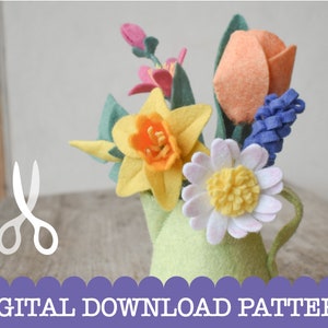 Op de afbeelding: Een digitaal downloadpatroon voor een boeket van viltbloemen in een groene kan. Het boeket bevat gele narcissen, een roze en witte madeliefje, een perzikkleurige tulp en een blauwe hyacint.