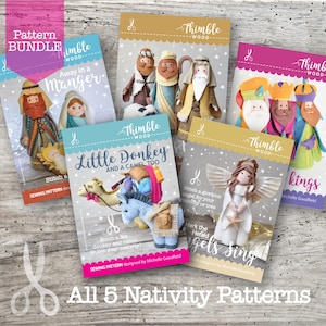 Könnte beinhalten: Ein Bündel von fünf Nähmustern von Thimble Wood mit Krippenszenen. Die Umschläge zeigen Filzfiguren, darunter Away in a Manger, Little Donkey and a Camel Too und Kings. Jedes Schnittmuster enthält Anleitungen zur Herstellung der Figuren.