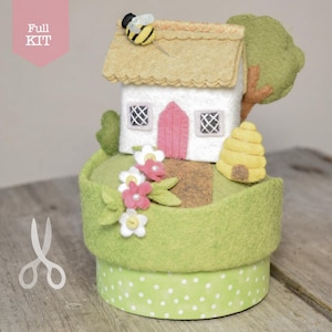 Kit de costura: Caja de almacenamiento de costura de cabaña de fieltro / Cabaña Honey Pot / Estuche para agujas / Alfiletero, Guarda tijeras / Regalo hecho a mano.