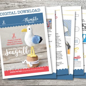 Puede incluir: Un patrón de costura digital para una gaviota de fieltro con un pequeño compartimento de almacenamiento oculto. El patrón se titula "Just the little Seagull" y está diseñado por Michelle Goodfield.