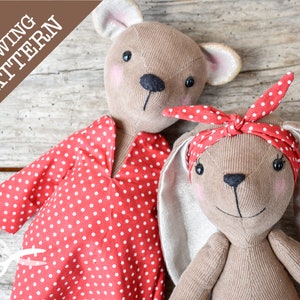 Può includere: Modello di cucito per due peluche, un orso e un coniglio. L'orso indossa un vestito rosso con pois bianchi. Il coniglio indossa una fascia per capelli rossa con pois bianchi. Entrambi i peluche sono realizzati in tessuto di velluto a coste marrone.