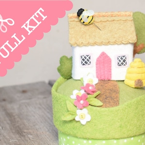 Honey Pot Cottage 裁縫箱 - 針入れ、ピンクッション、糸、はさみが入ったかわいい裁縫キット。手作りギフトに最適です。