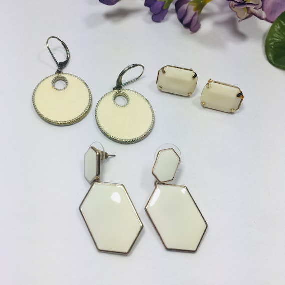 3 couples of earrings White enamel/acrylic/gold to