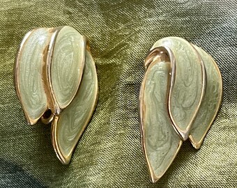 Vintage clips earrings Gold tone metal/green enamel clips earrings