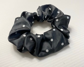 Scrunchie à pois, scrunchies dot, scrunchies noires, scrunchie satin, scrunchie de soie