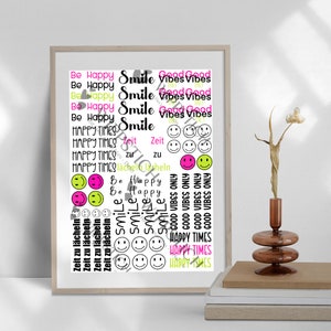 Könnte beinhalten: Ein gerahmter Druck mit weißem Hintergrund und buntem Text. Der Text enthält die Wörter "Be Happy", "Smile", "Good Vibes", "Happy Times", "Zeit" und "Lächeln". Es gibt auch mehrere Smiley-Gesichter in verschiedenen Farben.