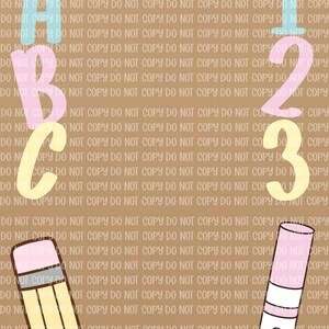 Op de afbeelding: Een verticaal bord met de tekst FIRST DAY OF SCHOOL in het zwart, met pastelkleurige wimpels erboven. Het bevat de letters ABC, de cijfers 123, een geel potlood, een roze stift, een blauwe schaar, een lijmflesje en twee stapels boeken.