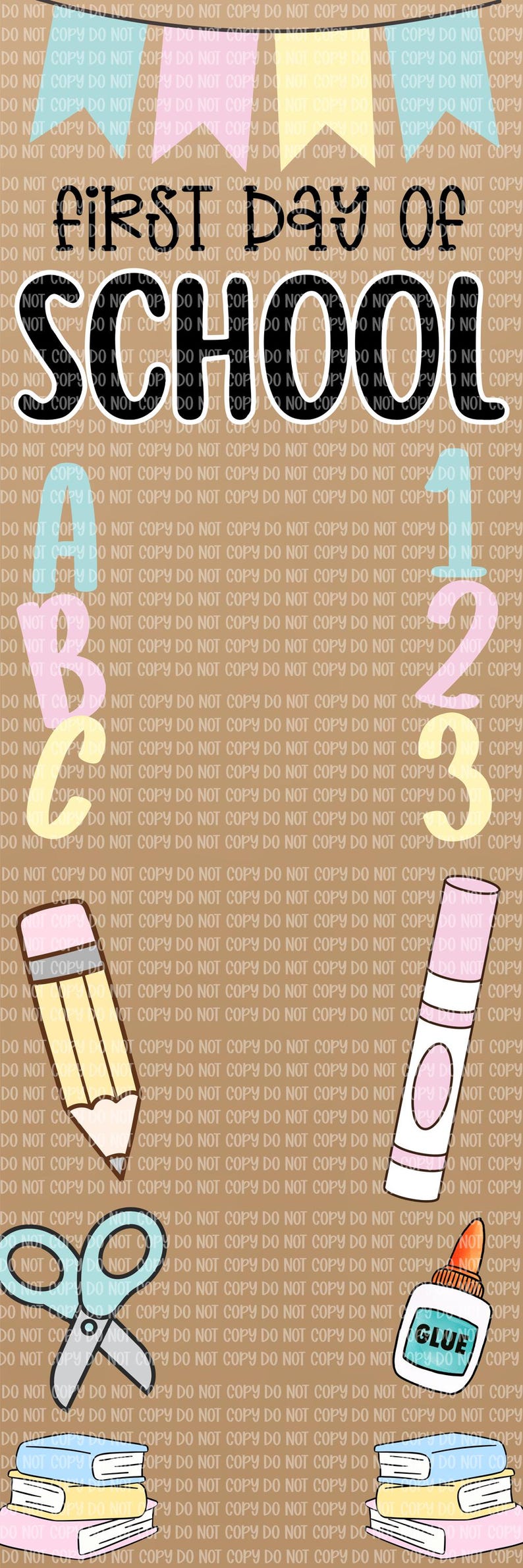 Op de afbeelding: Een verticaal bord met de tekst FIRST DAY OF SCHOOL in het zwart, met pastelkleurige wimpels erboven. Het bevat de letters ABC, de cijfers 123, een geel potlood, een roze stift, een blauwe schaar, een lijmflesje en twee stapels boeken.