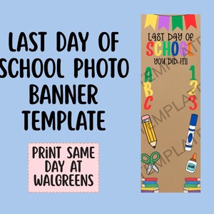 Op de afbeelding: Een bruine banner sjabloon met de tekst "LAST DAY OF SCHOOL PHOTO BANNER TEMPLATE". De banner bevat kleurrijke illustraties van schoolbenodigdheden en de tekst "LAST DAY OF SCHOOL YOU DID IT!" en "PRINT SAME DAY AT WALGREENS".