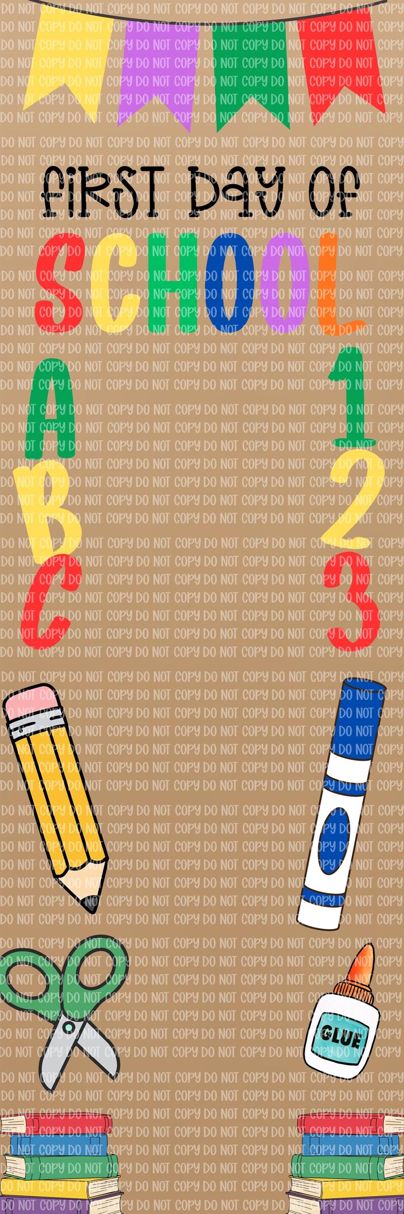 Op de afbeelding: Een verticaal bord met een kleurrijke vlaggenlijn bovenaan, de tekst FIRST DAY OF SCHOOL in het zwart, de letters ABC en cijfers 123 in regenboogkleuren, en illustraties van een geel potlood, blauwe stift, groene schaar en een flesje lijm.