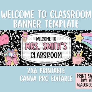 Op de afbeelding: Een rechthoekige klaslokaalbanner met een zwart-wit notitieboekpatroon. In het midden staat een wit label met de tekst Welcome to Mrs. Smith's Classroom. Afbeeldingen bevatten een roze appel, kleurpotloden en een regenboog.