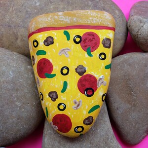 Herunterladbares Pizza Stück Painted Rock Tutorial