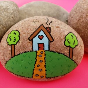 Herunterladbares House on a Hill Painted Rock Tutorial
