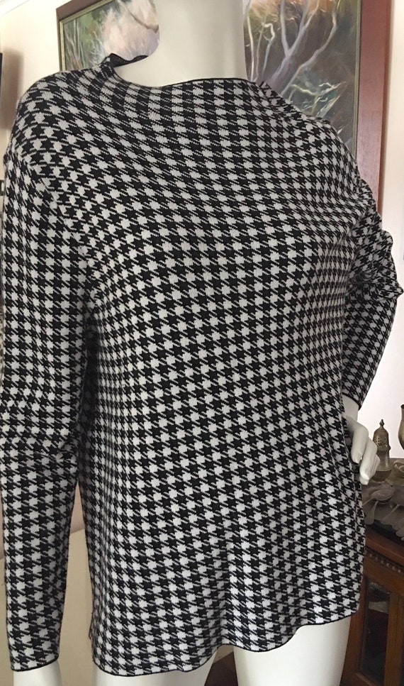 Stunning 1960s houndstooth vintage classic designe