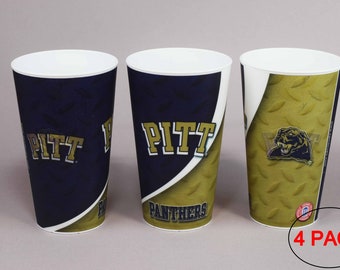 Puede incluir: Cuatro vasos de plástico azul y dorado con el logotipo de los Pitt Panthers y las palabras "Pitt Panthers". Los vasos están en un paquete de 4.