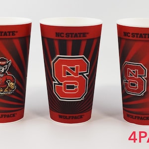 Könnte beinhalten: Vier rote und schwarze Plastikbecher mit dem NC State Wolfpack Logo und den Worten "NC State" und "Wolfpack". Die Becher sind in einer 4er-Packung.