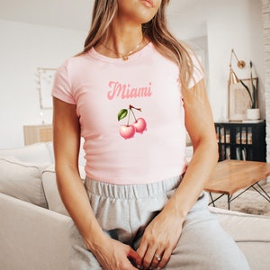 Benutzerdefinierte College Baby Tee: Kirschen Crop Top, Schwesternschaft Geschenk