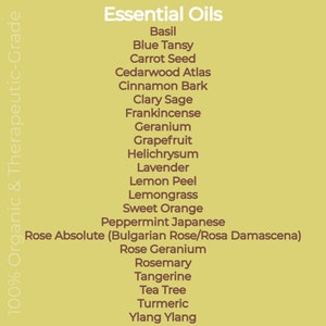 Puede incluir: Una lista de aceites esenciales, que incluyen albahaca, tanaceto azul, semilla de zanahoria, cedro del Atlas, corteza de canela, salvia esclarea, incienso, geranio, pomelo, helicriso, lavanda, c&aacute;scara de lim&oacute;n, hierba lim&oacute;n, naranja dulce, menta japonesa, absoluto de rosa (rosa b&uacute;lgara/rosa damascena), geranio de rosa, romero, mandarina, &aacute;rbol de t&eacute;, c&uacute;rcuma y ylang-ylang. El texto "100% Organic & Therapeutic-Grade" est&aacute; en el lado izquierdo de la imagen.