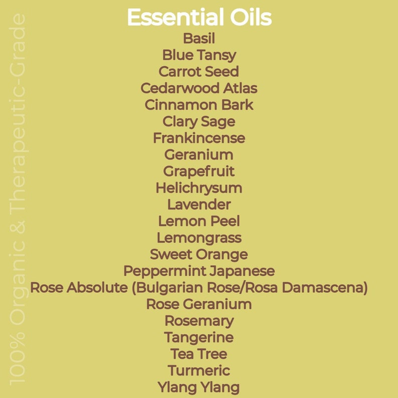 Puede incluir: Una lista de aceites esenciales, que incluyen albahaca, tanaceto azul, semilla de zanahoria, cedro del Atlas, corteza de canela, salvia esclarea, incienso, geranio, pomelo, helicriso, lavanda, c&aacute;scara de lim&oacute;n, hierba lim&oacute;n, naranja dulce, menta japonesa, absoluto de rosa (rosa b&uacute;lgara/rosa damascena), geranio de rosa, romero, mandarina, &aacute;rbol de t&eacute;, c&uacute;rcuma y ylang-ylang. El texto "100% Organic & Therapeutic-Grade" est&aacute; en el lado izquierdo de la imagen.