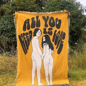 The All You Need Is Love Vintage Beatles Inspirados en John y Yoko Yellow Hippy Woven Throw Blanket 60s 70s Style by Boogie Child