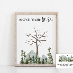 Puede incluir: Un libro de visitas imprimible para un baby shower con una ilustraci&oacute;n de acuarela de un &aacute;rbol, monta&ntilde;as y un bosque. El texto dice "Bienvenido al mundo Peque&ntilde;o". Una tarjeta separada dice "Por favor, deja tu huella digital y firma tu nombre".