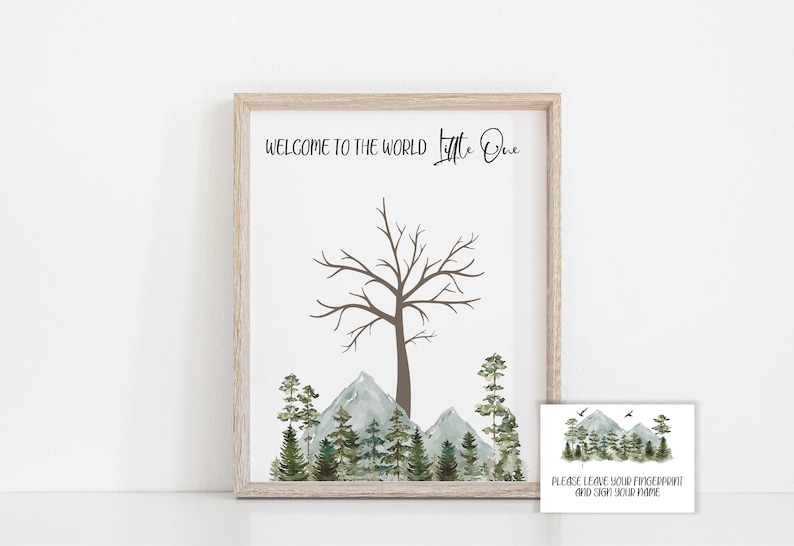 Puede incluir: Un libro de visitas imprimible para un baby shower con una ilustraci&oacute;n de acuarela de un &aacute;rbol, monta&ntilde;as y un bosque. El texto dice "Bienvenido al mundo Peque&ntilde;o". Una tarjeta separada dice "Por favor, deja tu huella digital y firma tu nombre".