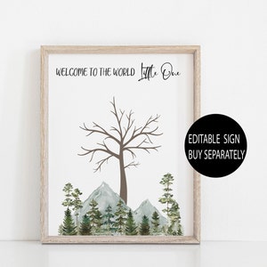 Pu&ograve; includere: Un cartello stampabile con un'illustrazione ad acquerello di un albero, montagne e pini. Il testo "Benvenuto al mondo Piccolo" &egrave; in cima al cartello. Il testo "Segnale modificabile Acquista separatamente" &egrave; in un cerchio in basso a destra del cartello.