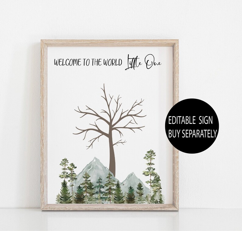 Pu&ograve; includere: Un cartello stampabile con un'illustrazione ad acquerello di un albero, montagne e pini. Il testo "Benvenuto al mondo Piccolo" &egrave; in cima al cartello. Il testo "Segnale modificabile Acquista separatamente" &egrave; in un cerchio in basso a destra del cartello.