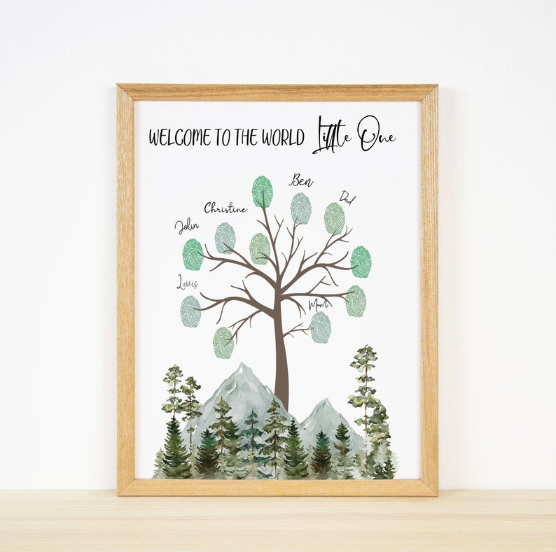 Pu&ograve; includere: Un poster bianco stampabile con un albero acquerellato verde e blu con spazi per le impronte digitali dei membri della famiglia. Il testo "Benvenuto al mondo Piccolo" &egrave; in cima al poster. L'albero &egrave; circondato da una catena montuosa e una foresta acquerellata.