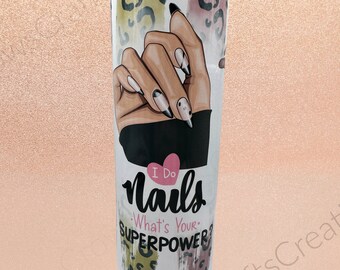 Op de afbeelding: Een witte tumbler met een roze hart en de tekst "I Do Nails What's Your Superpower?" De tumbler heeft een ontwerp met een hand met lange, gelakte nagels en een luipaardprint achtergrond.