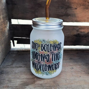Ella pertenece entre las flores silvestres Mason Jar Glass