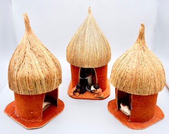 Nacimiento africano: pesebre artesanal de tela de corteza, decoración navideña en Uganda