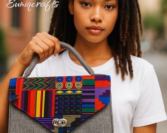 Puede incluir: Un bolso gris con una solapa estampada colorida y un cierre plateado. La solapa presenta un diseño de patchwork con formas geométricas rojas, amarillas, azules y moradas. El bolso tiene un asa gris y el texto "Suniqcrafts" en la esquina superior izquierda.