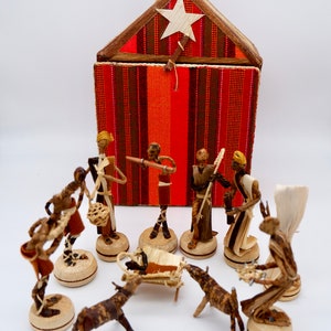 Presepe africano in fibra di banana e tessuto Masai, presepe di Natale con stalla da 3 pezzi e 8 personaggi, presepe di Natale in legno.