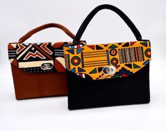 Puede incluir: Dos bolsos pequeños con asas superiores. El bolso de la izquierda tiene un exterior de tela marrón con una solapa con estampado geométrico. El bolso de la derecha tiene un exterior de tela negro con una solapa con estampado geométrico amarillo, rojo, azul y verde.