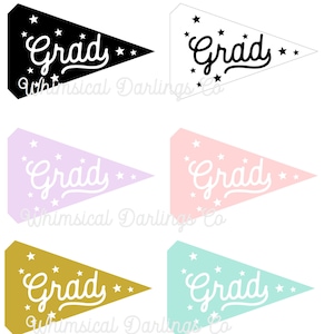 Può includere: Set di sei bandiere a pennant con la parola "Grad" in un font corsivo bianco e stelle bianche su una varietà di sfondi colorati: nero, rosa chiaro, lavanda, oro, blu chiaro e viola chiaro.