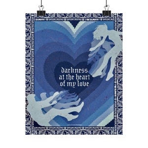 Puede incluir: Una impresión gráfica azul y blanca con una forma de corazón en el centro. El texto "darkness at the heart of my love" está escrito en una fuente gótica. El gráfico está rodeado por un borde blanco con un patrón decorativo.