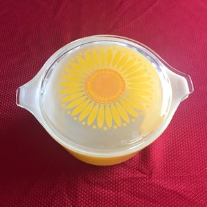 Vintage Daisy Pyrex Round 1 Quart