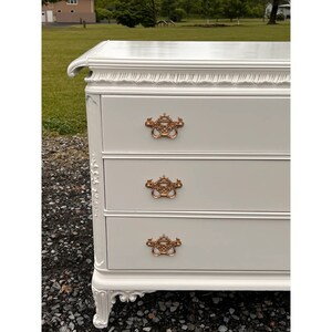 Vintage 1940s Carved Chinese Chippendale Three Drawer Chest / Dresser Newly Lacquered imagem 4