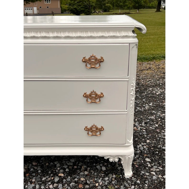 Vintage 1940s Carved Chinese Chippendale Three Drawer Chest / Dresser Newly Lacquered imagem 6