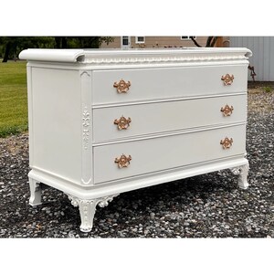 Vintage 1940s Carved Chinese Chippendale Three Drawer Chest / Dresser Newly Lacquered imagem 7